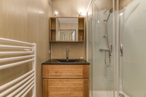 Douche, serviettes fournies