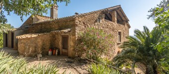 Casa rural 'Can Ribes' con piscina exterior, jardín y terraza