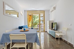 Dining - Apartment 'Ct2' with Shared Pool, Wi-Fi and Air Conditioning (Salou)