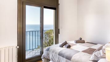 3 bedrooms, free WiFi, bed sheets