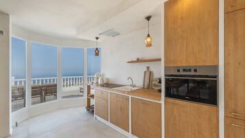 Køleskab, mikrobølgeovn, ovn, kogeplade