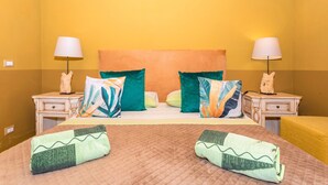 A hotel room with a bed, two bedside tables, and two lamps.