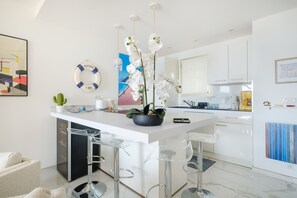 Fridge, oven, stovetop, dishwasher