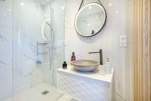 Shower, hair dryer, towels - Apartment "Palais Isabelle" with Sea View and Terrace, Steps from the Beaches of Cannes (Cannes)