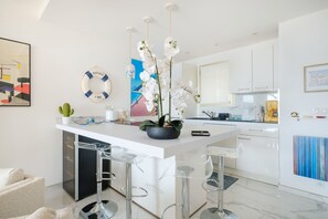 Fridge, oven, stovetop, dishwasher