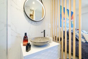 Suihku, hiustenkuivaaja, pyyhkeet