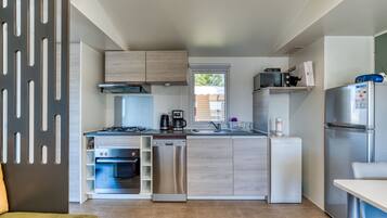 Een koelkast, een microgolfoven, een oven, een vaatwasser