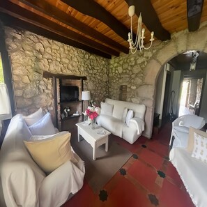 5 bedrooms, iron/ironing board, free WiFi, bed sheets