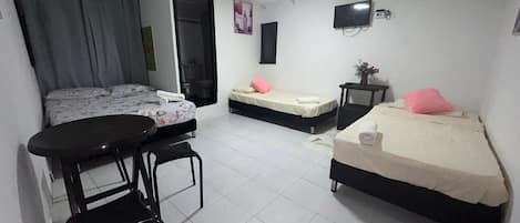 Basic-Vierbettzimmer, Terrasse | Kostenloses WLAN