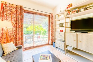 TV - Villa 'Gite De Camp Chéri' with Shared Pool, Wi-Fi and Air Conditioning (Sommières)