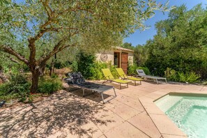 Terrace/patio - Villa 'Gite De Camp Chéri' with Shared Pool, Wi-Fi and Air Conditioning (Sommières)