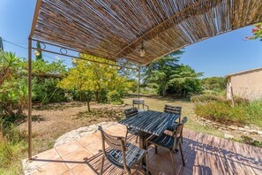 Outdoor dining - Villa 'Gite De Camp Chéri' with Shared Pool, Wi-Fi and Air Conditioning (Sommières)