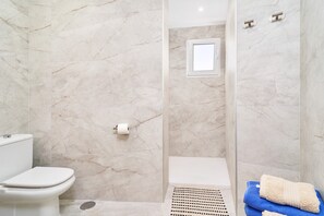 Shower, hair dryer, towels - Apartment Suzanne newly furbished town centre apartment  (Nerja)