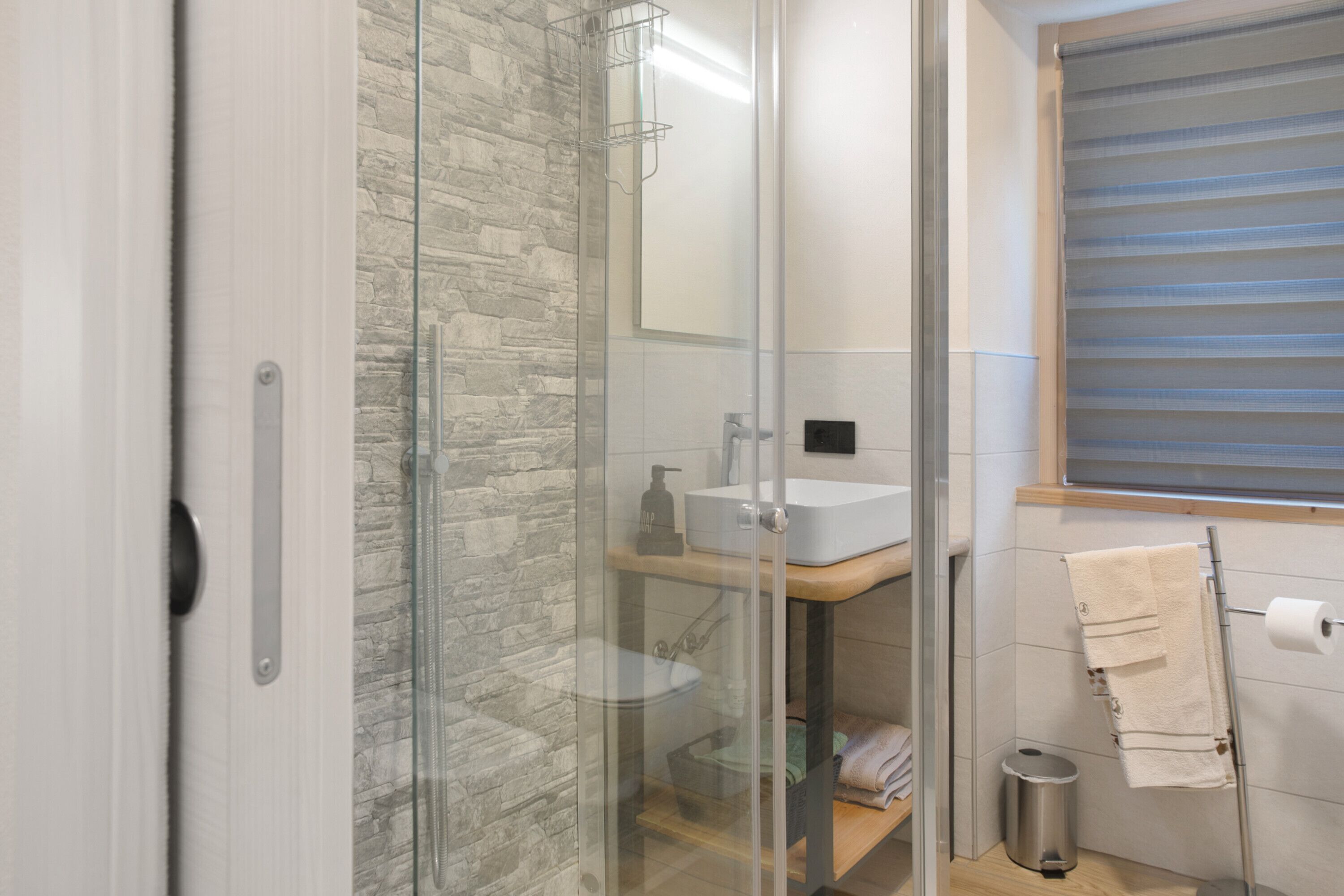 Chuveiro, secador de cabelo, toalhas de banho 