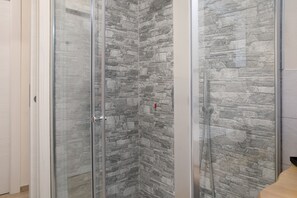 Ducha, secador de pelo y toallas