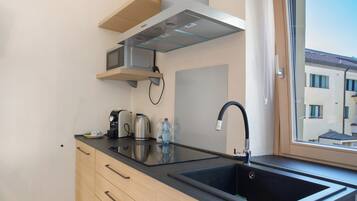 Kühlschrank, Mikrowelle, Herdplatte, Wasserkocher mit Kaffee-/Teezubehör