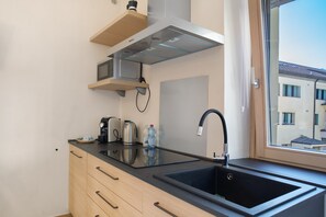 Refrigerador, microondas, parrilla de estufa y cafetera y tetera 