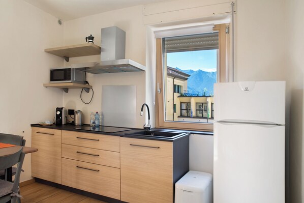 Fridge, microwave, stovetop, coffee/tea maker