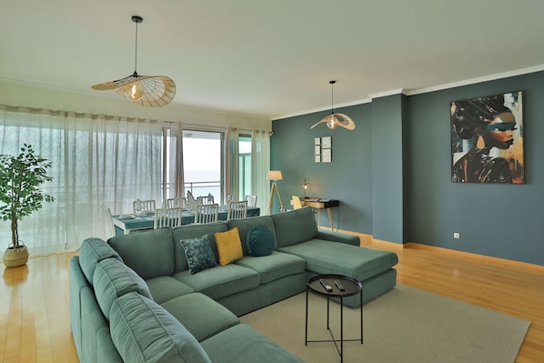 House | 4 bedrooms, desk, Internet