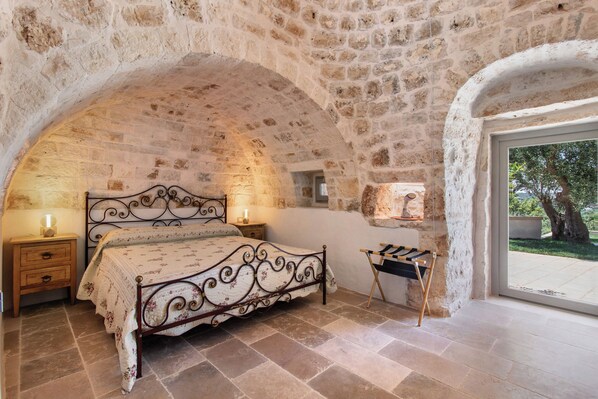 1 bedroom, iron/ironing board, free WiFi, bed sheets - Trullo '' with Private Terrace, Wi-Fi and Air Conditioning (Putignano)