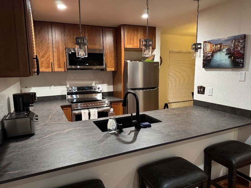 Coffee/tea maker, fridge, microwave, oven
