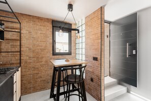 Fridge, microwave, stovetop, coffee/tea maker - Apartment 'La Mihilla' with Mountain View, Wi-Fi and Air Conditioning (Malaga)