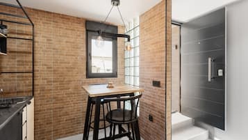 Réfrigérateur, micro-ondes, plaque de cuisson, cafetiÚre/bouilloire