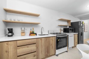 Réfrigérateur, micro-ondes, lave-vaisselle, grille-pain
