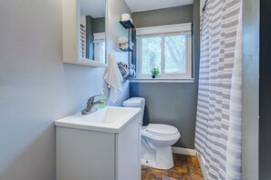 تجهيزات دش، حوض استحمام بنظام ضخ المياه، مجففات شعر، مناشف