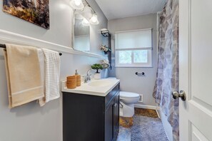 Shower, jetted bath, hair dryer, towels