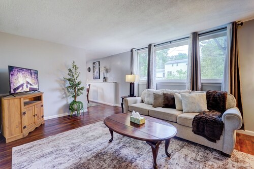 5BR Home Near RIT & U of R Sleeps up to 12