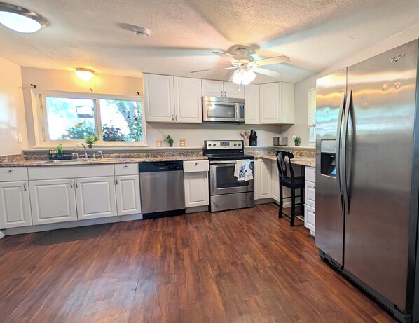 ثلاجة، ميكروويف، فرن، موقد طهي مسطح