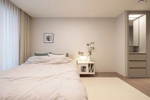 3 bedrooms, desk, free WiFi, bed sheets - Stylish Mount Air Condo: 3 Bedrooms, 2 Bathrooms, 4 Air Conditioners, 65-inch TV (Seoul)