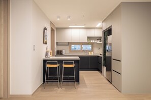 Réfrigérateur, micro-ondes, bouilloire électrique, grille-pain