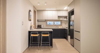 Stylish Mount Air Condo: 3 Bedrooms, 2 Bathrooms, 4 Air Conditioners, 65-inch TV