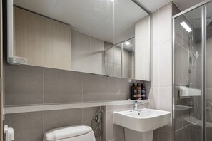 Shower, hair dryer, slippers, bidet - Stylish Mount Air Condo: 3 Bedrooms, 2 Bathrooms, 4 Air Conditioners, 65-inch TV (Seoul)