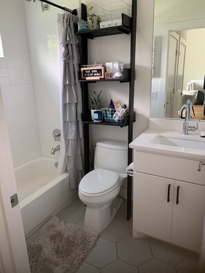 Shower, hair dryer, towels, soap - Charming 2-bedroom house with AC, WiFi in fabulous East Austin (Austin)