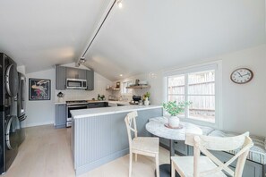 Mikrovågsugn, ugn, spishäll och diskmaskin