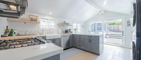 Micro-ondes, four, plaque de cuisson, lave-vaisselle