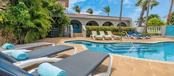 Arashi Sunsets Villa ~ Steps 2 Beach ~ PrivatePool