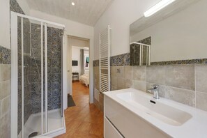 Shower, hair dryer, towels - Room 'Familiare' with Wi-Fi (Borzonasca)