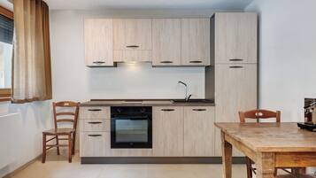 Refrigerador, horno, placa de cocina, cafetera/tetera