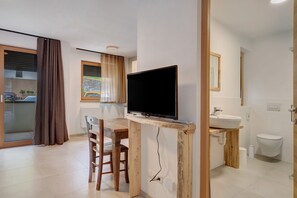 Shower, hair dryer, towels - Apartment 'Villa Fontane Appartamento 1' with Mountain View and Wi-Fi (Montagna sulla strada del Vino)