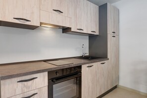 Fridge, oven, stovetop, coffee/tea maker