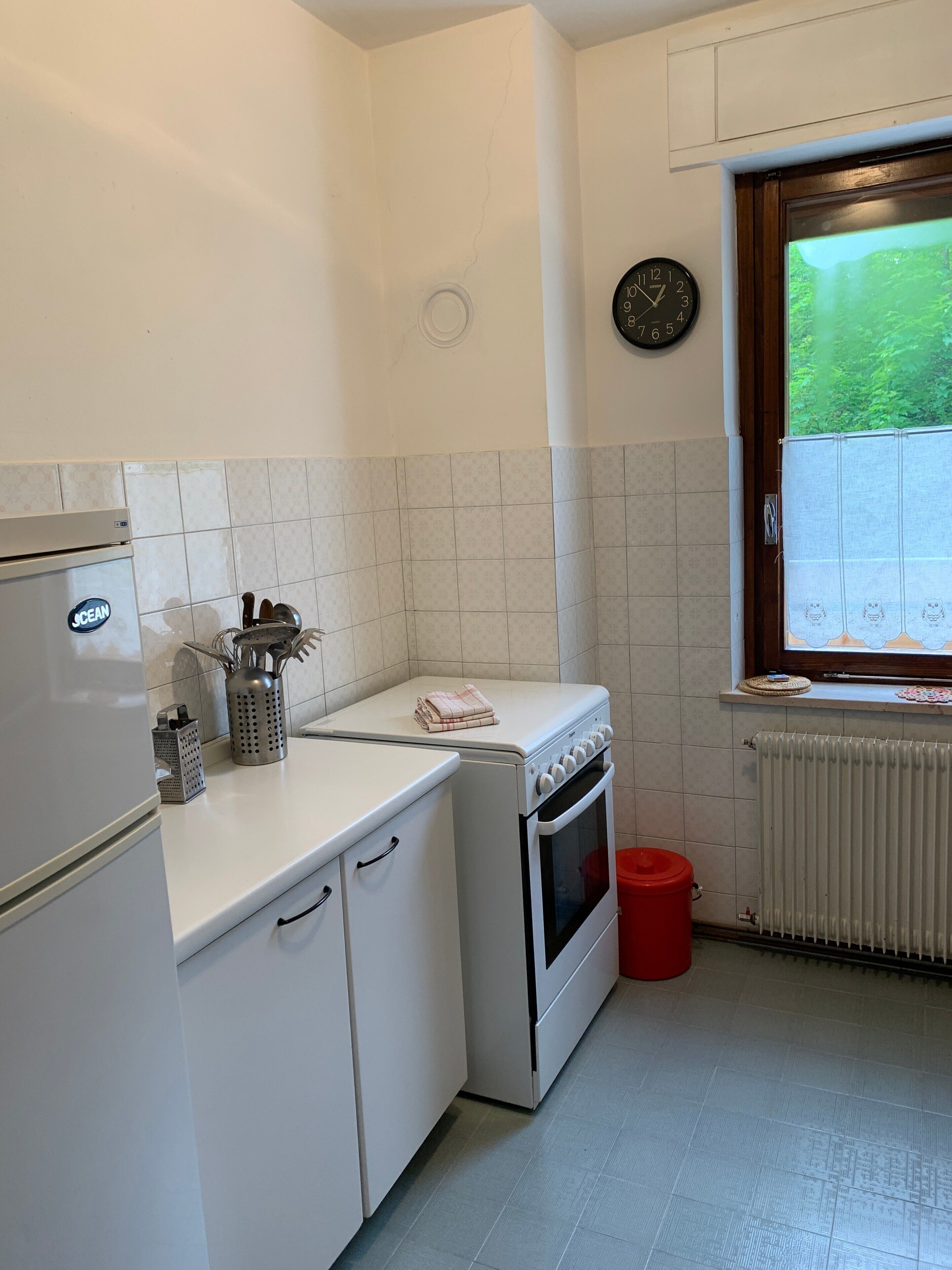 Kühlschrank, Ofen, Herdplatte, Kochgeschirr/Geschirr/Besteck