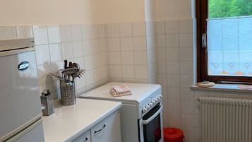 Fridge, oven, stovetop, cookware/dishes/utensils