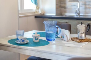 Kühlschrank, Mikrowelle, Herdplatte, Geschirrspüler