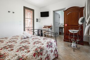 1 bedroom, free WiFi, bed sheets