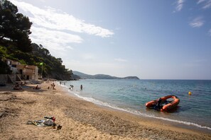 On the beach - Apartment 'Porte Rouge 3' with Sea View (Le Pradet)