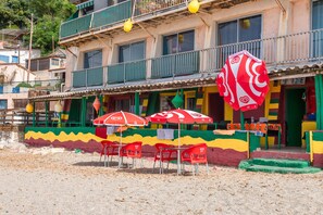 Outdoor dining - Apartment 'Porte Rouge 3' with Sea View (Le Pradet)